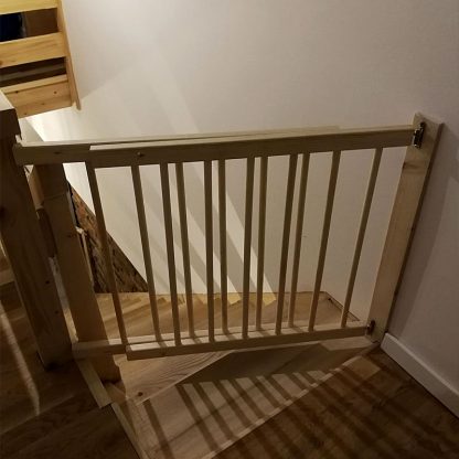 bramka ochronna, zabezpieczająca schody na górze